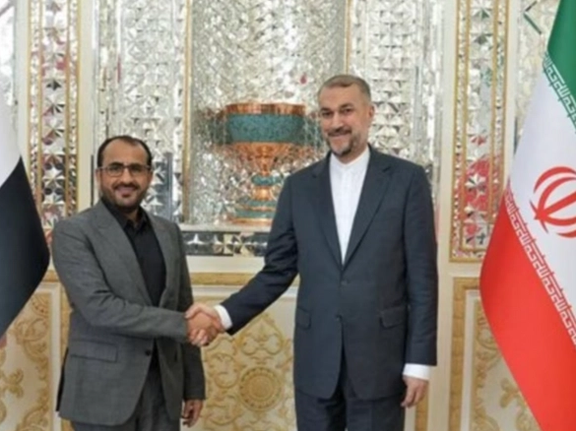 وزير خارجية إيران يلتقي المتحدث باسم الحوثيين بطهران بعد يوم من تحذير ديفيد كاميرون