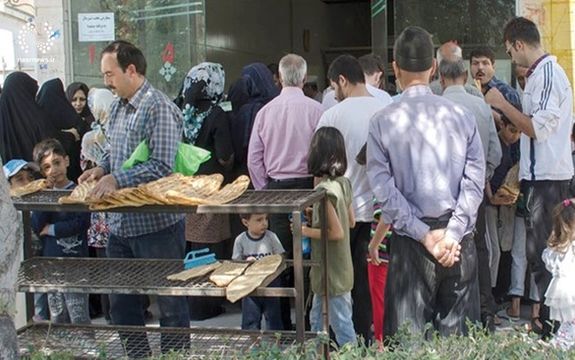 مردم در بسیاری از استانها، بهخصوص تهران، گیلان و مازندران با مشکل تهیه نان مواجه شدهاند