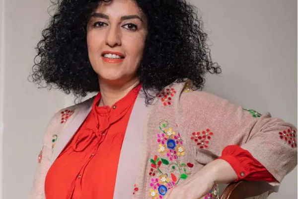 السلطات الإيرانية تفرض "حظرًا دائمًا" من السفر على نرجس محمدي وتمنعها من زيارة طفليها