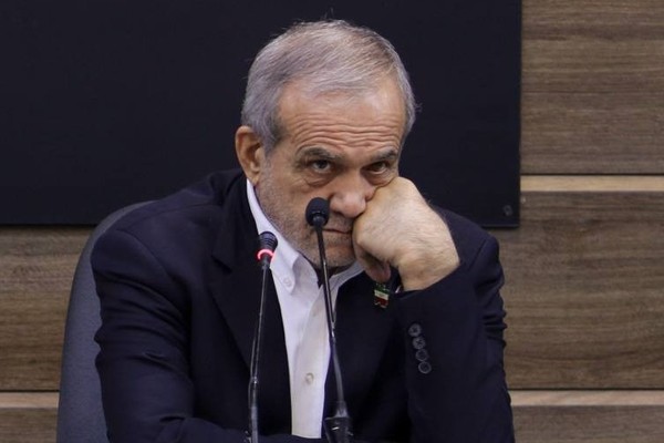 الرئيس الإيراني: وفاة خامنئي فتحت فصلاً جديدًا من الوحدة الوطنية