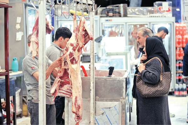 انخفاض شراء اللحوم بنسبة 70%.. إيرانيون يلجؤون إلى "تبادل البضائع" لشراء الدجاج