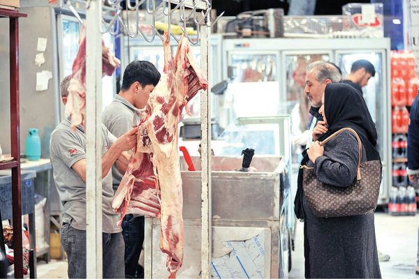 انخفاض شراء اللحوم بنسبة 70%.. إيرانيون يلجؤون إلى "تبادل البضائع" لشراء الدجاج