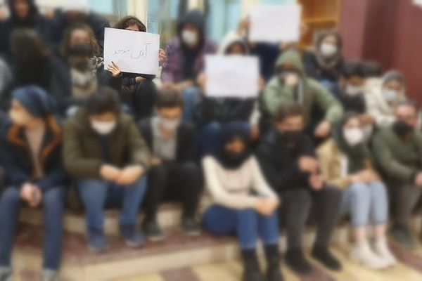 طلاب إيرانيون يدعمون أساتذتهم المعرضين لضغوط بسبب التضامن مع الاحتجاجات
