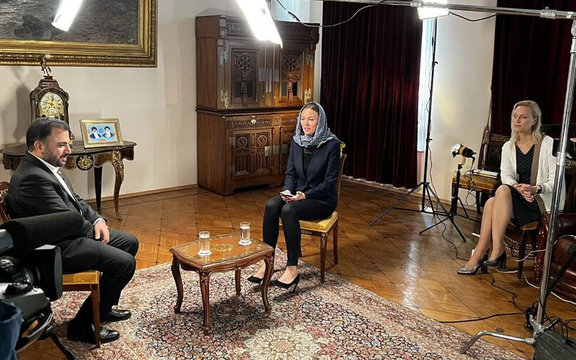 مصاحبه وزیر ارتباطات در روسیه؛ زن باحجاب در مقابل دوربین زن بیحجاب پشت دوربین