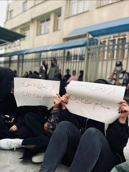 تداوم خیزش انقلابی در روز ۲۱ آبان؛ تجمع و تحصن اعتراضی در دانشگاههای ایران