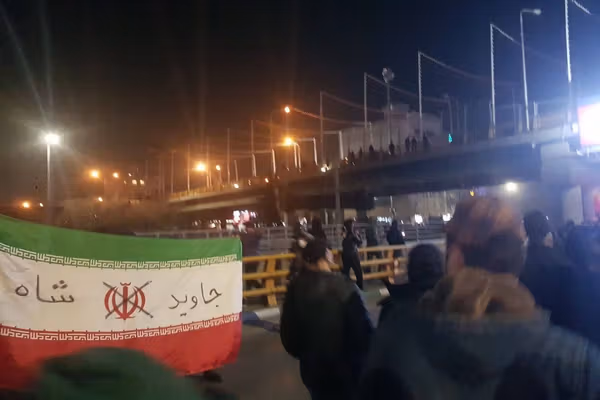 شاهد عيان لـ "فرانس برس": قوات الأمن الإيرانية تطلق النار على المحتجين من الخلف