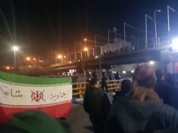 شاهد عيان لـ "فرانس برس": قوات الأمن الإيرانية تطلق النار على المحتجين من الخلف