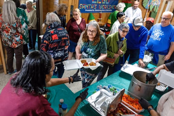 صفهای طولانی مردم برای دریافت کمکهای غذایی در شهرهای آمریکا