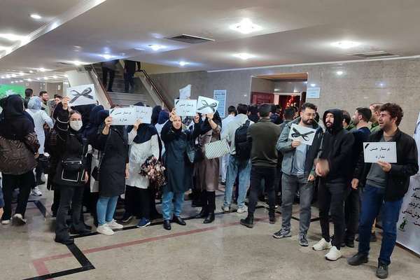 احتجاجات "غير مسبوقة" للممرضين بعدة مدن إيرانية.. ودعوات لإضراب شامل في "يوم الممرض"