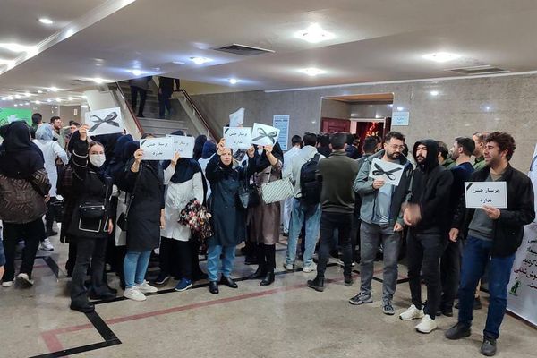 احتجاجات "غير مسبوقة" للممرضين بعدة مدن إيرانية.. ودعوات لإضراب شامل في "يوم الممرض"