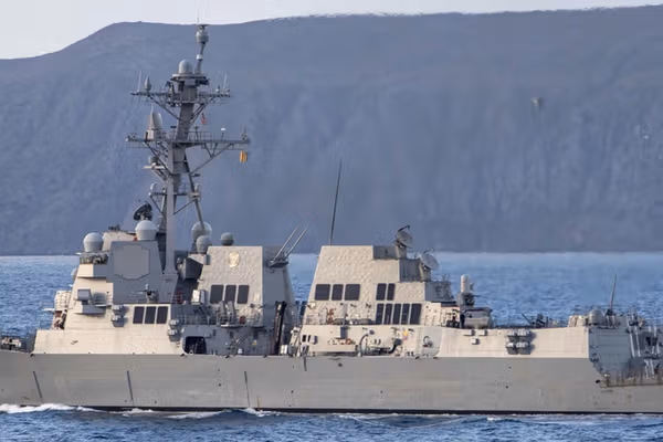 ناوهای جنگی آمریکا برای نخستینبار از زمان آغاز جنگ ایران از تنگه هرمز عبور کردند