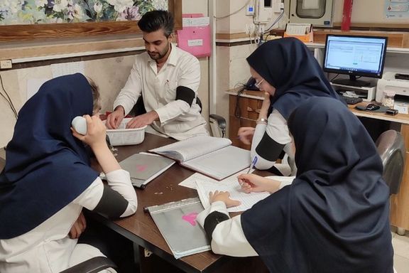 تصویری از اعتراض پرستاران با بستن بازوبند مشکی