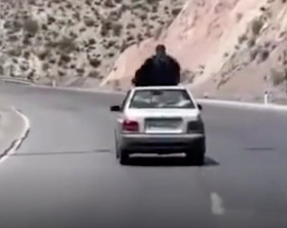 پس از ویدیوی نشستن زن بر سقف پراید؛ پلیس خودرو را توقیف و راننده را بازداشت کرد