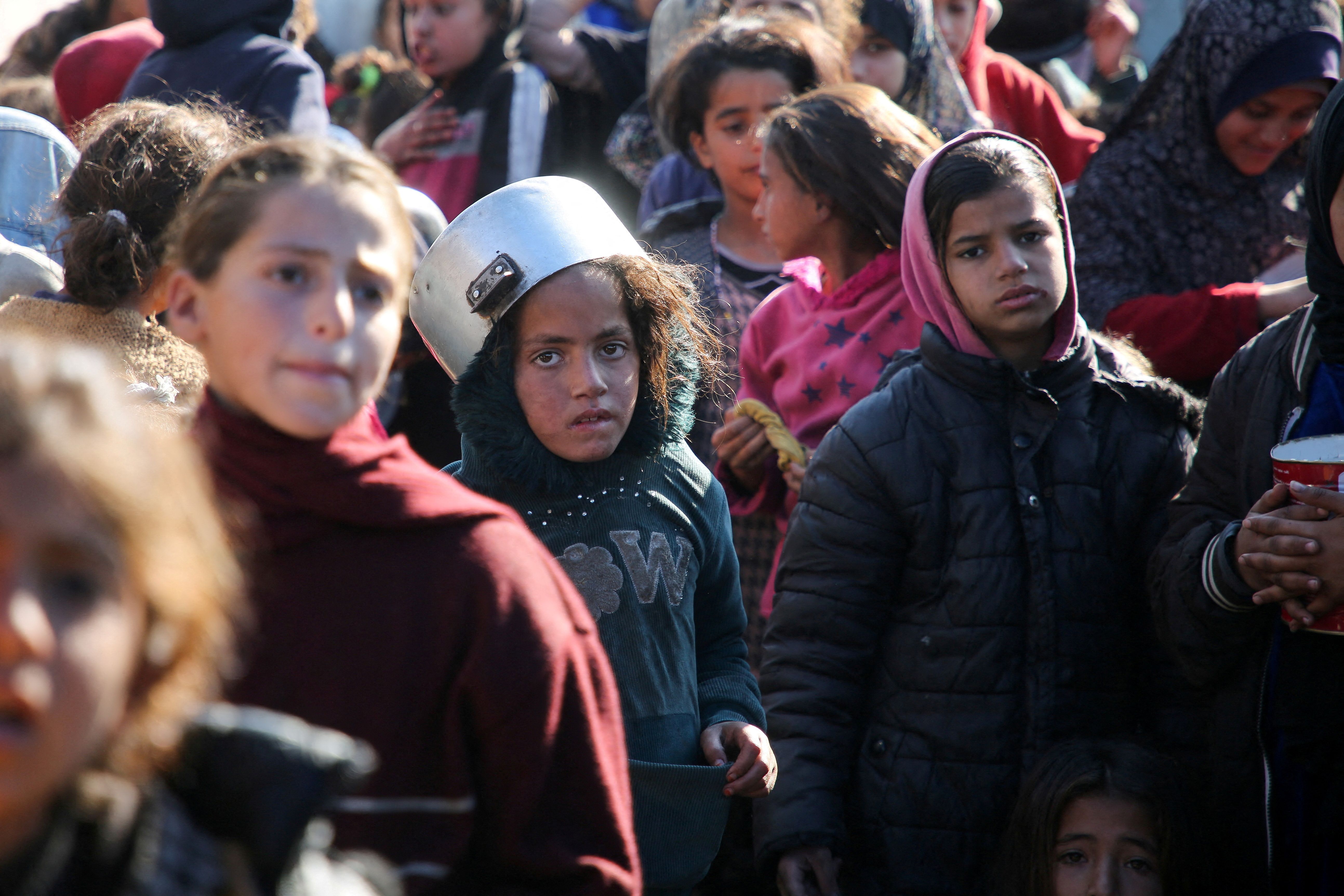 کودکان فلسطینی در صف دریافت غذا، خان یونس در جنوب نوار غزه، ۱۳ دی
