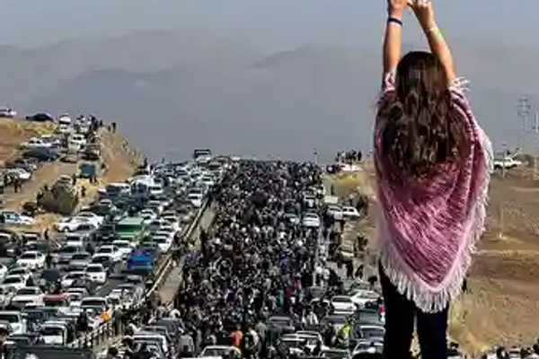 بعد 4 سنوات على مقتل مهسا أميني.. جيل "المرأة..الحياة..الحرية" يرفض العودة للوراء في إيران