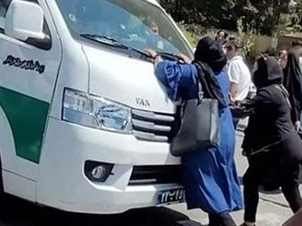 أكثر من نصف مليون إيراني يؤيدون حملة "لا للحجاب الإجباري" على "إنستغرام"