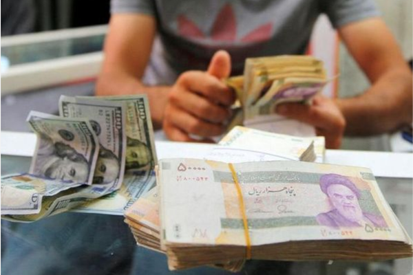 إيران تجمد 2300 حساب بنكي لنشطاء في سوق العملة.. إثر الزيادة الشديدة في سعر الدولار