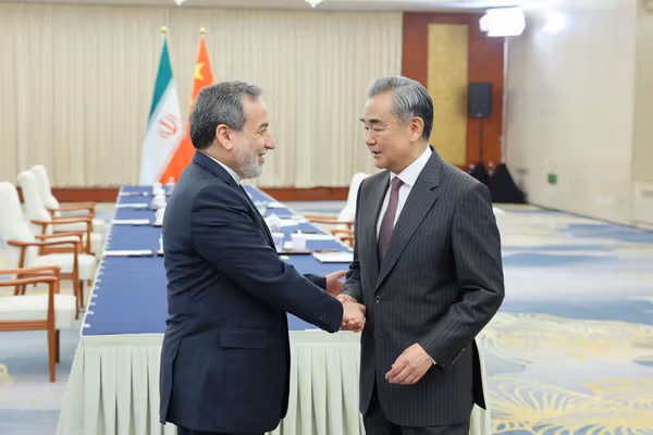 وزیر امور خارجه چین در تماس با عراقچی خواستار ازسرگیری مذاکرات هستهای شد