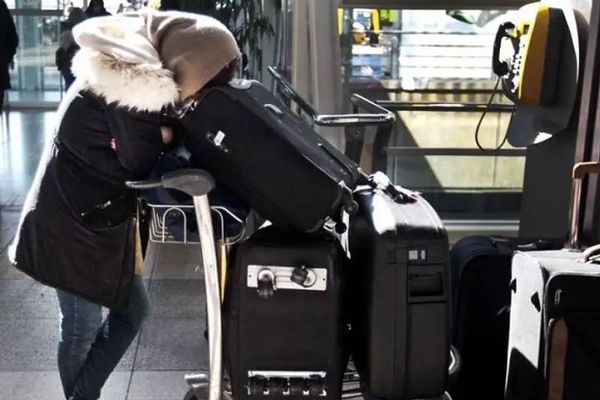 استطلاع: 77% من الشباب الإيرانيين يفضلون الهجرة و82% لا يرون مستقبلاً لأنفسهم في إيران