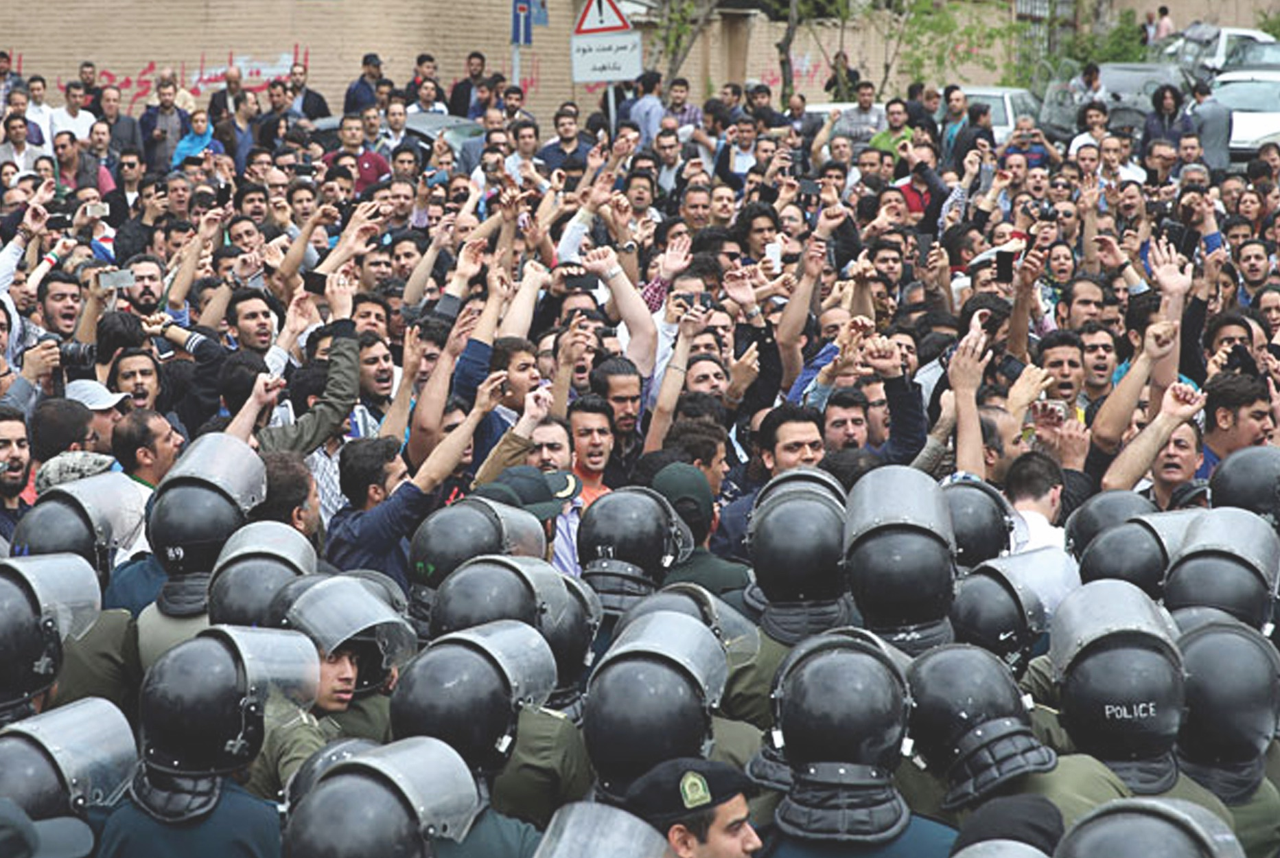 مقام ارشد جمهوری اسلامی: حکومت می‌داند اعتراض‌ها اجتناب‌ناپذیر است؛ فقط زمان آن مشخص نیست
