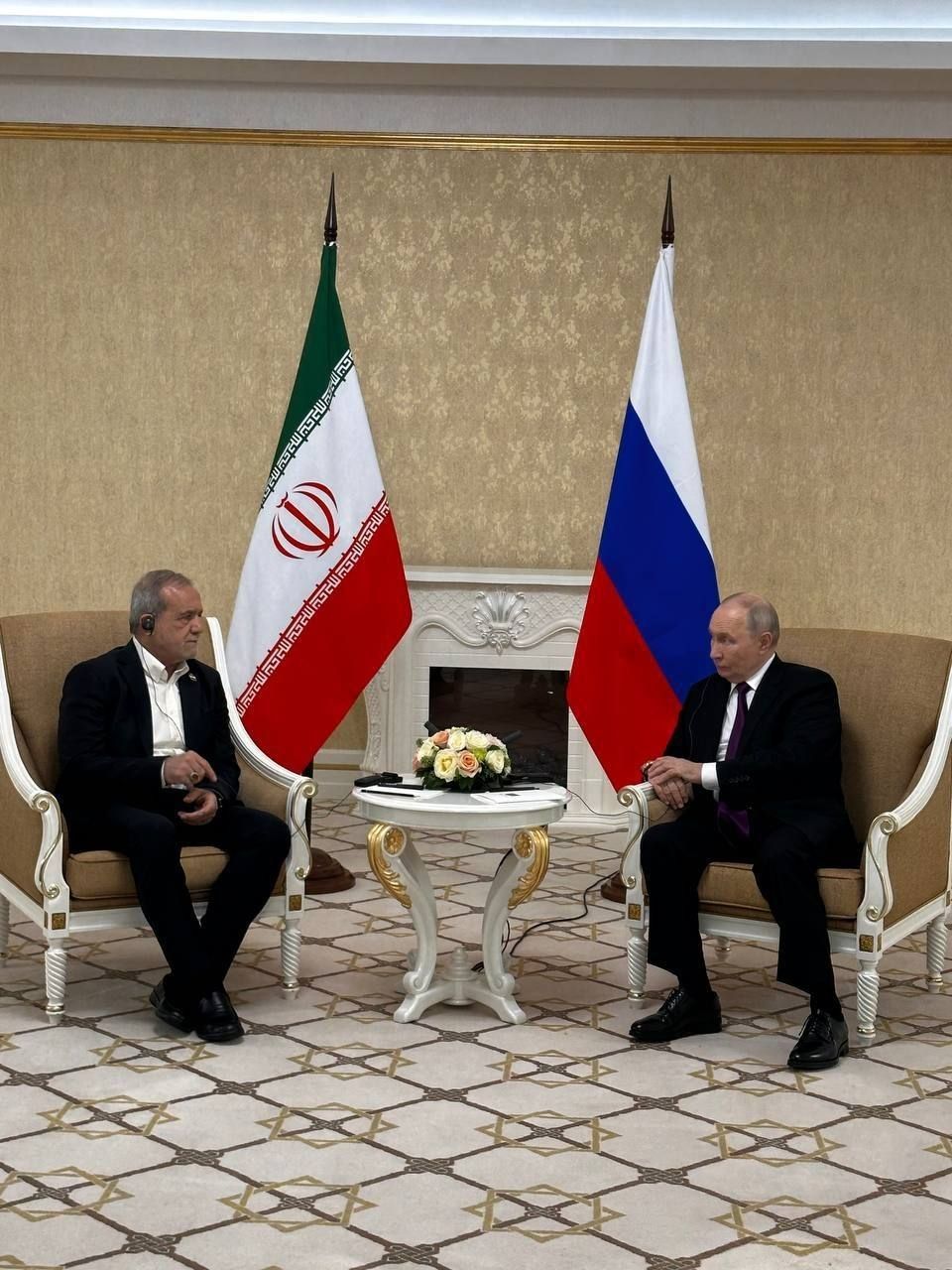 پزشکیان در دیدار با پوتین: همه کشورها باید به حقوق ما احترام بگذارند