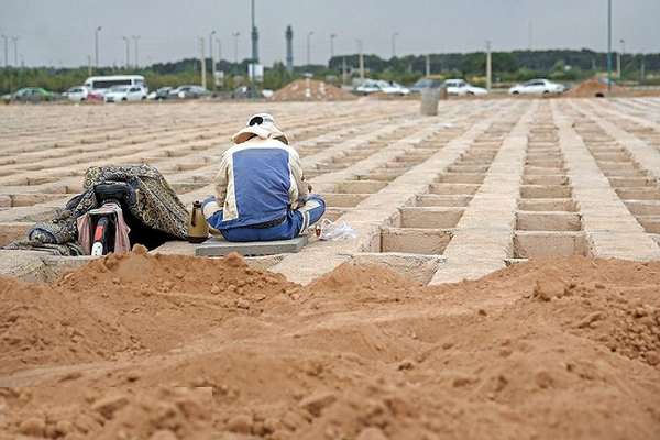 مردم به دلیل قیمت میلیاردی قبر در مشهد، اموات خود را در روستاها دفن میکنند