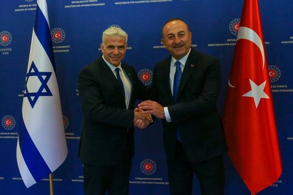 Israeli Foreign Minister Yair Lapid (left) and his Turkish counterpart Mevlut Cavusoglu