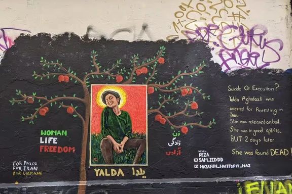 گرافیتی در ملبورن با تصویر یلدا آقافضلی، معترضی که پس از آزادی از زندان در سال ۱۴۰۱ به طرز مشکوکی جان باخت