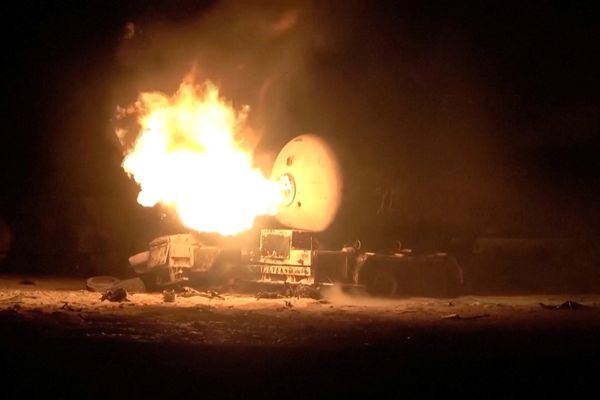 عشية الجولة الثانية بين واشنطن وطهران..140 قتيلاً وجريحًا في قصف أميركي على الحوثيين