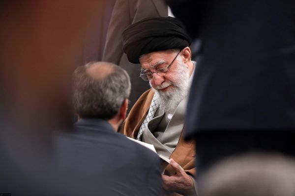 إيران تنهي أسوأ عام لها وتدخل مستقبلاً غامضًا