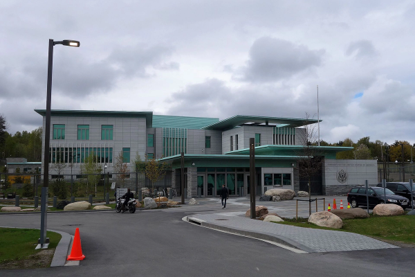 توقيف حارس بالسفارة الأميركية في النرويج بتهمة "التواصل مع استخبارات إيران وروسيا"