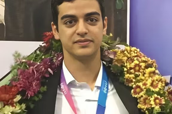 شقيقة طالب إيراني معتقل: اختطفوا أخي من السجن منذ شهر ولم يسمحوا لنا بالاتصال به