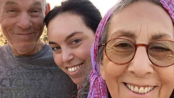 عکس آیریس واینستین هاگی و پدر و مادرش.