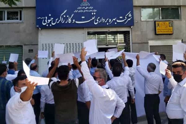 سائقو شركة نفطية جنوب إيران يضربون عن العمل احتجاجًا على سوء أوضاعهم الوظيفية
