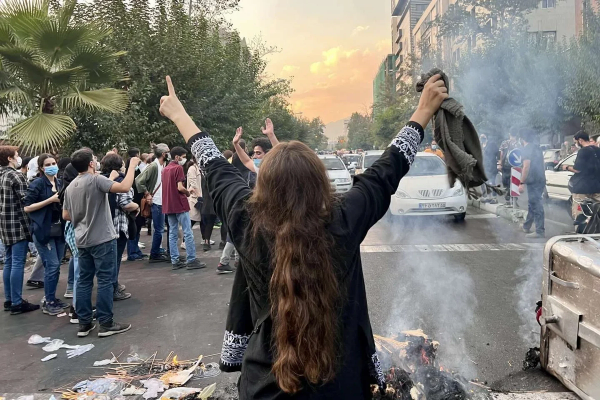 140 ناشطًا ومنظمة في ذكرى مهسا أميني يدعون لإسقاط شرعية النظام الإيراني