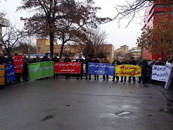 تجمع سائقي سيارات الأجرة والعمال والمتقاعدين بمدن إيرانية عدة للتنديد بتردي الوضع المعيشي
