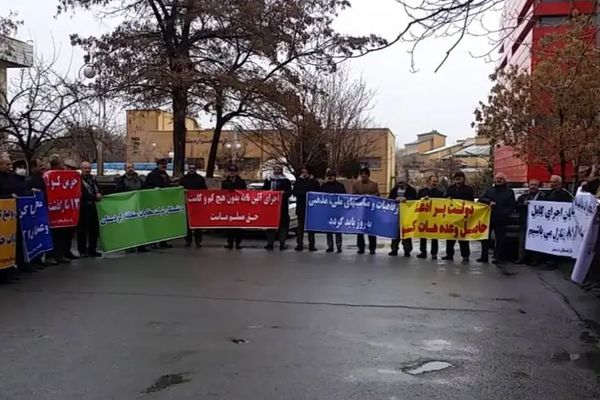 تجمع سائقي سيارات الأجرة والعمال والمتقاعدين بمدن إيرانية عدة للتنديد بتردي الوضع المعيشي