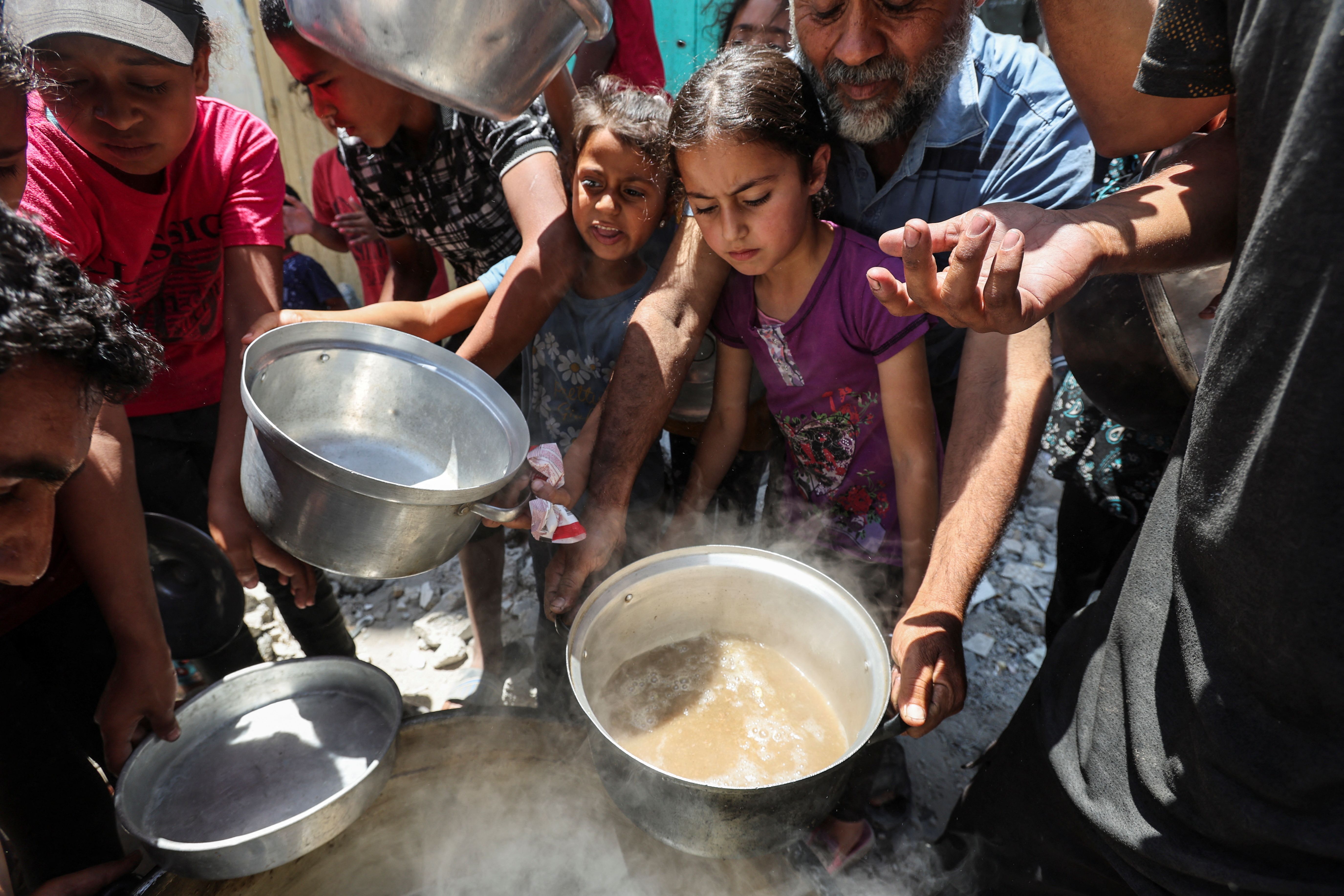 کودکان فلسطینی در صف دریافت غذا در خان یونس، جنوب نوار غزه، ۱۰ خرداد