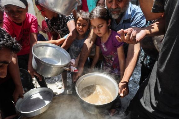 کودکان فلسطینی در صف دریافت غذا در خان یونس، جنوب نوار غزه، ۱۰ خرداد