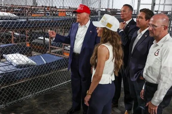 بررسی گرینکارتها از سوی دولت ترامپ، ترس از مجازات جمعی را برانگیخته است