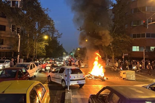 "الموت لخامنئي" شعار رئيسي في مناطق مختلفة من طهران ومدن إيرانية أخرى