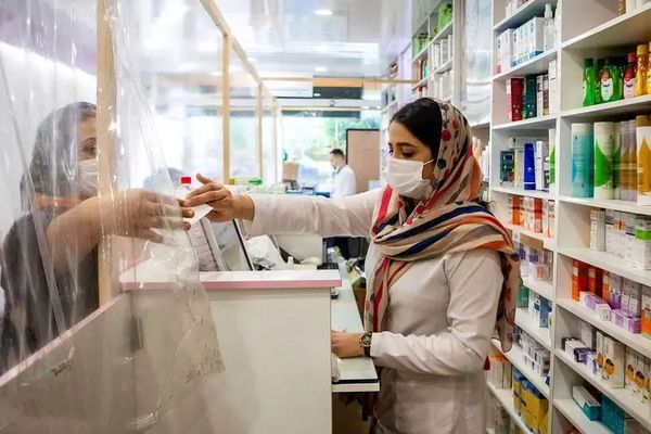 جمعية الصيادلة في إيران ترفض ربط صرف الدواء بالحجاب.. وتؤكد: مشكلتنا في شح الأدوية