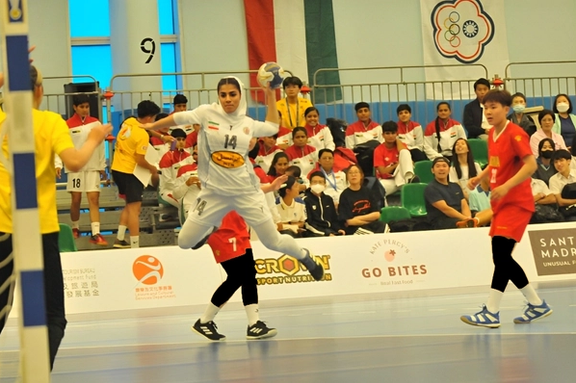 فدراسیون هندبال، با فوتوشاپ، پای هندبالیستهای زن چینی و ازبکستانی را سیاه کرد