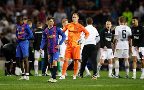 وداع بارسلونا با لیگ اروپا در شب شکست سنگین خانگی مقابل اینتراخت فرانکفورت
