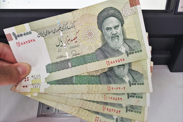 سعر الدولار الأميركي يتجاوز 106 آلاف تومان في السوق الحرة بإيران
