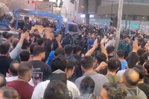 Tehran shopkeepers protest currency plunge as rial hits all-time low