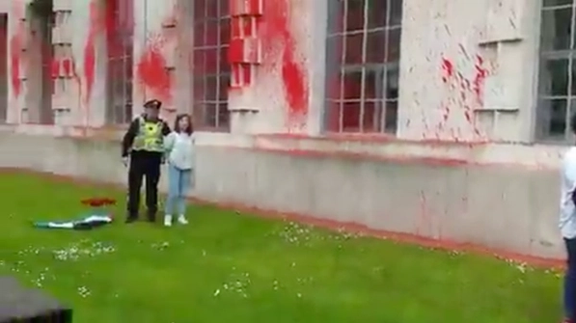 پنج حامی فلسطین پس از پاشیدن رنگ قرمز بر ساختمان وزارت دفاع بریتانیا بازداشت شدند