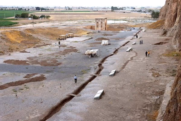 مدیر پایگاه جهانی تخت جمشید: فرونشست زمین در نقش رستم شکاف ایجاد کرده است