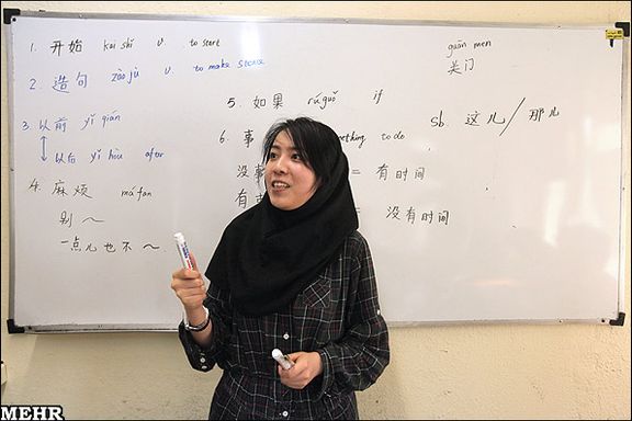 A woman teaching Chinese in an Iranian language school
