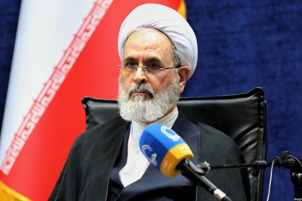 إمام جمعة قم: الحجاب أحد أهم مكونات الهوية في إيران